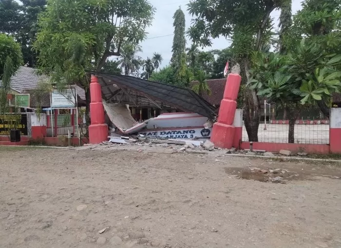 Bangunan gerbang SDN Taman Jaya 3, Kecamatan Sumur, Pandeglang yang ambruk akibat gempa, Jumat 14 Januari 2022. (Foto kiriman warga)