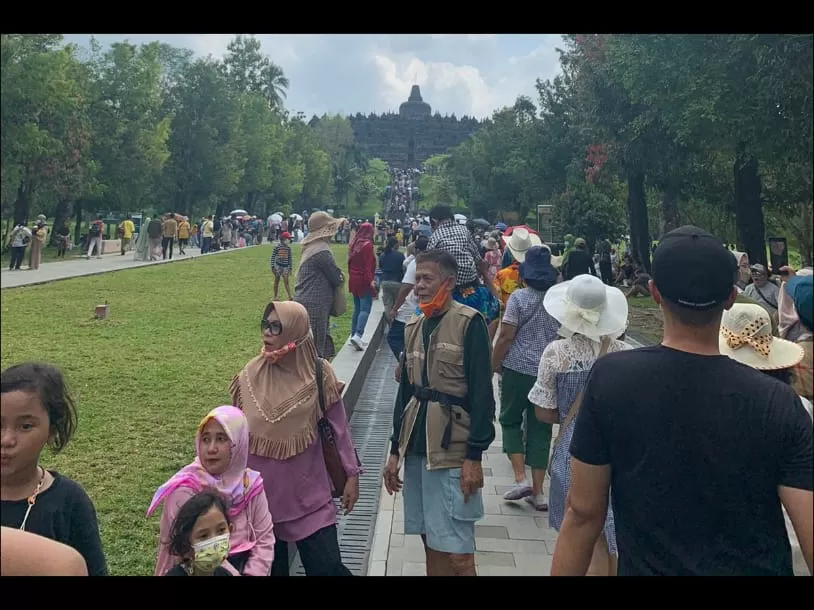 Para pengunjung dan wisatawan memadati tempat wisata Candi Borobudur di libur Idul Fitri 1443 H. (Safira/KabarFajar.com)