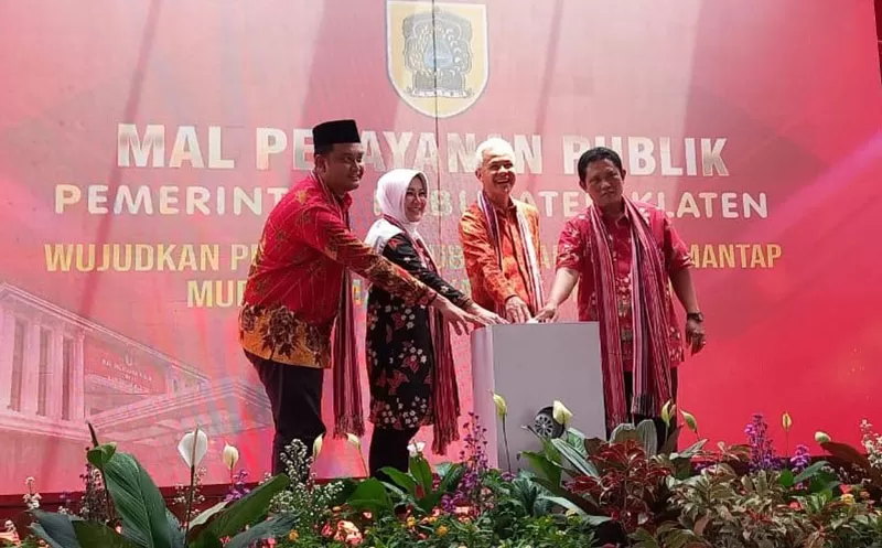 Gubernur Ganjar Pranowo, Bupati Sri Mulyani, Wakil Bupati Yoga Hardaya dan Ketua DPRD Klaten Hamenang Wajar Ismoyo melakukan soft launching MPP Klaten. (SMSolo/Mera)
