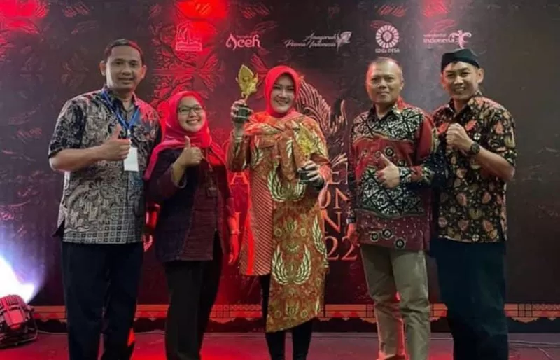Bupati Sri Mulyani menerima penghargaan Anugerah Pesona Indonesia untuk Girpasang dan Kali Talang di Aceh.dok    (SMSolo/dok)