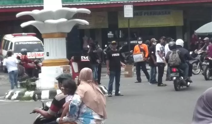 Relawan Foredi dan lainnya melakukan penggalangan dana korban gempa Cianjur di depan Pasar Wedi, Klaten. ( SMSolo/Merawati Sunantri)