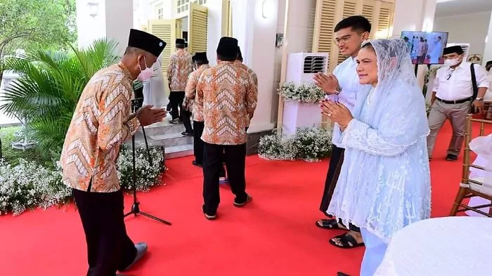 Ibu Negara Iriana dan putra bungsu Jokowi, Kaesang Pangarep, menyambut peserta pengajian di kediaman pribadi Jokowi, Kamis (8/12/2022).  (SMSolo/dok Tim Media Pernikahan Kaesang-Erina)