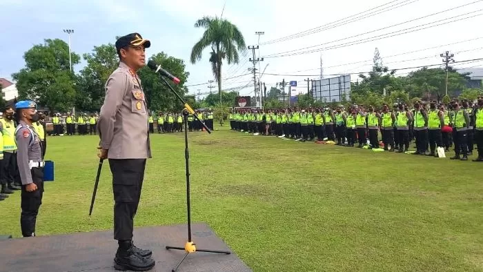 Kapolres Klaten AKBP Eko Prasetyo memberi pengarahan pada apel pengamanan jalur Jogja-Solo saat Presiden Jokowi mantu, di halaman Mapolres Klaten, Kamis (8/12). (SMSolo/Merawati Sunantri)