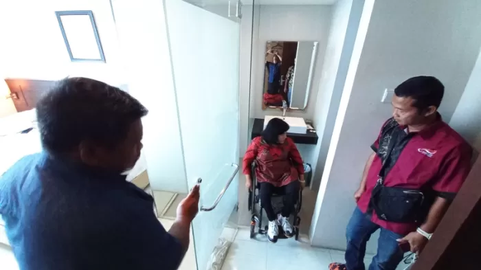 Ketua NPCI Jateng Osrita Muslim mengecek kamar mandi salah satu hotel di Pati yang memenuhi akses disabilitas, Rabu (7/12). Pati jadi calon tuan rumah Peparprov Jateng 2023. (SMSolo/dok Humas NPCI Jateng)
