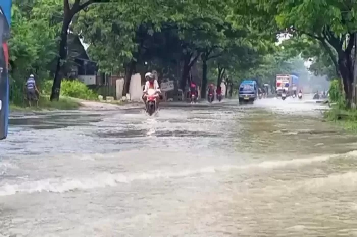 Akibat Tanggul Jebol, Jalur Pantura Pati Terendam Banjir Sebabkan Lalin ...