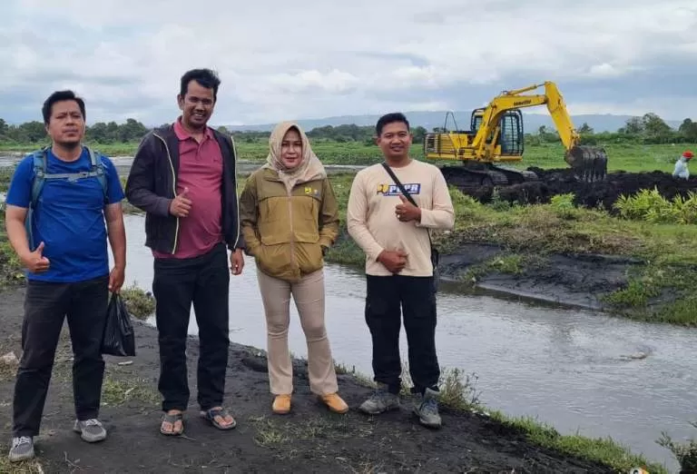 Kepala Dinas PUPR Kabupaten Kerinci usai Meninjau Pengerukan Abu Vulkanik di Lahan Pertanian Warga (Adi Praja/Indonesiadaily.co.id)