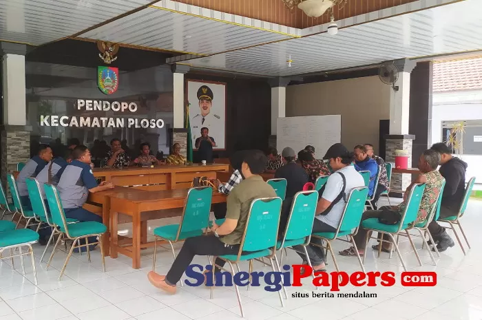 Rapat koordinasi tentang pengelolaan scrap (rosokan) PT CJ Indonesia, yang digelar di pendopo Kecamatan Ploso, Kabupaten Jombang (Rudiyanto/sinergipapers.com)