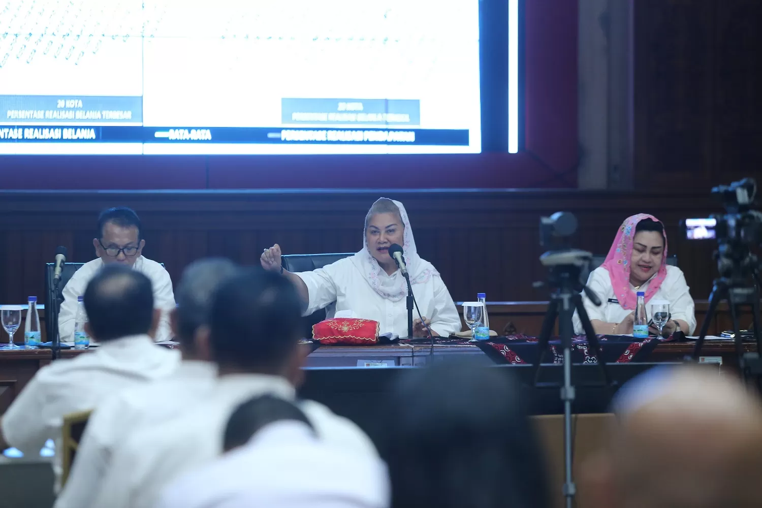  Plt Wali Kota Semarang, Hevearita Gunaryanti Rahayu saat rapat koordinasi di Balai Kota membahas tentang sampah di Tambaklorok, Rabu (25/1).  (SM/Hendra Setiawan)
