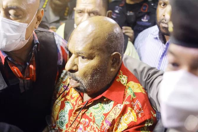 Komisi Pemberantasan Korupsi (KPK) membenarkan Gubernur nonaktif Papua Lukas Enembe mogok minum obat. Namun, hal itu tidak berlangsung lama. (Dery Ridwansah/ JawaPos.com)
