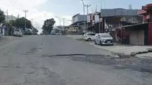 Kerusakan jalan 46 di Kota Bitung mendesak diperbaiki. (Sunny Rumawung)