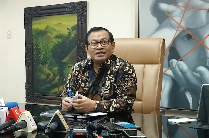 Sekretaris Kabinet (Seskab) Pramono Anung menegaskan arahan Presiden Joko Widodo (Jokowi) terkait pelarangan buka puasa bersama hanya ditujukan kepada pejabat dan pegawai pemerintah. (Foly/Jawa Pos)