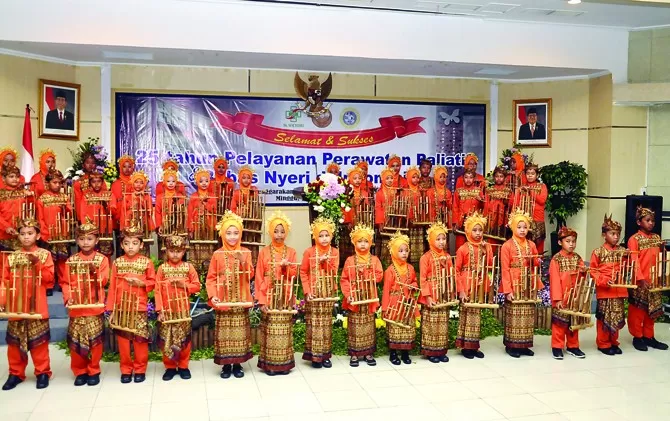 Grup Angklung Seribu Senyum, Kelompok Beranggota Anak Kanker Dan Yatim ...