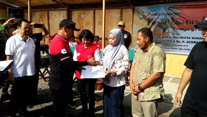 Hore! Pedagang Pasar Legi Kini Bisa Tempati Kios Darurat - Jawa Pos