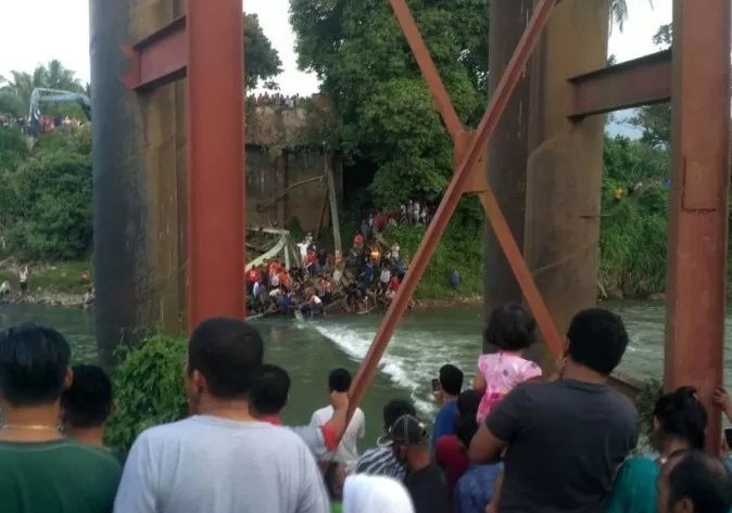 Polisi Selidiki Ambruknya Jembatan Kayu Gadang Di Padang Pariaman Jawa Pos