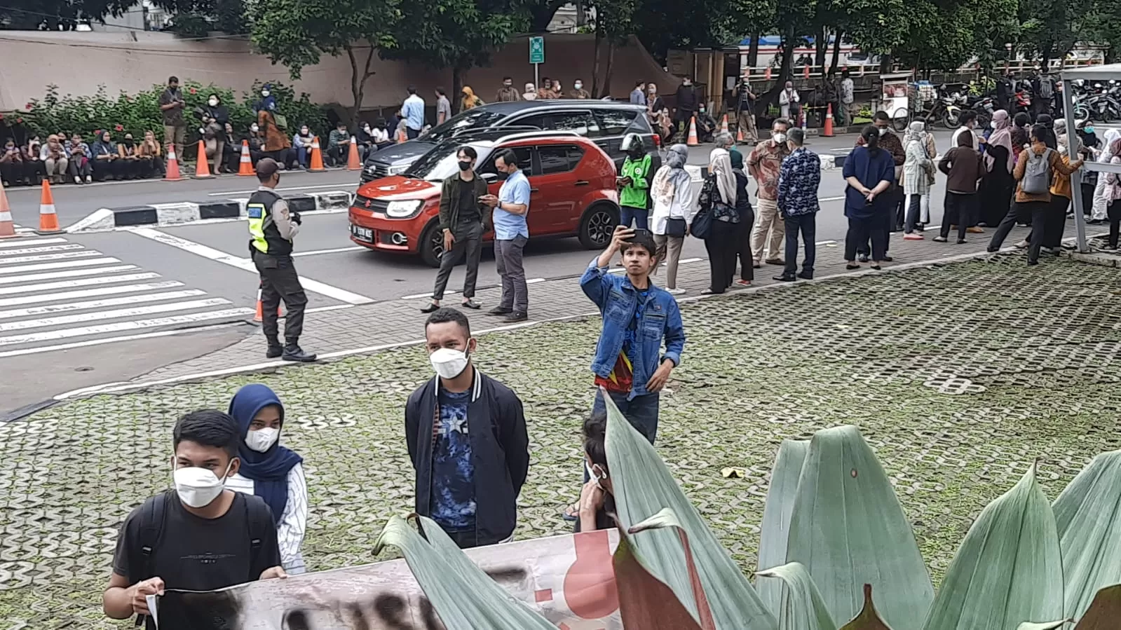 Gempa Guncang Jakarta, Pekerja Pekantoran Berhamburan Keluar Gedung ...