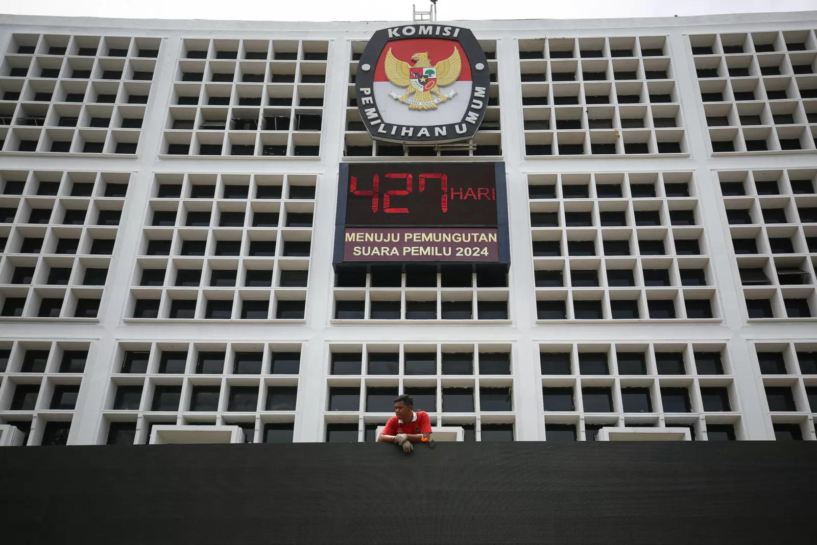 Pekerja saat membangun tenda untuk acara penetapan partai politik di Gedung Komisi Pemilihan Umum (KPU), Jakarta, Selasa (13/12/2022).KPU akan melaksanakan rapat pleno secara terbuka pada 14 Desember mendatang. Berdasarkan jadwal tahapan Pemilu 2024 dalam lampiran I Peraturan KPU (PKPU), penetapan partai politik (parpol) peserta pemilu dan penetapan hasil pengundian nomor urut parpol akan dilakukan pada 14 Desember.FOTO:MIFTAHUL HAYAT/JAWA POS