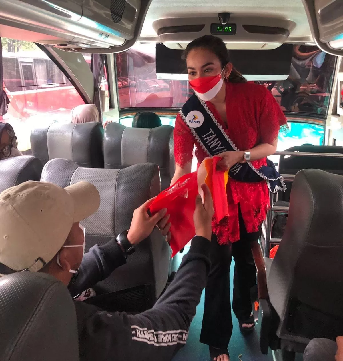 Pelanggan DAMRI Nyanyikan Lagu Indonesia Raya di Armada Bus