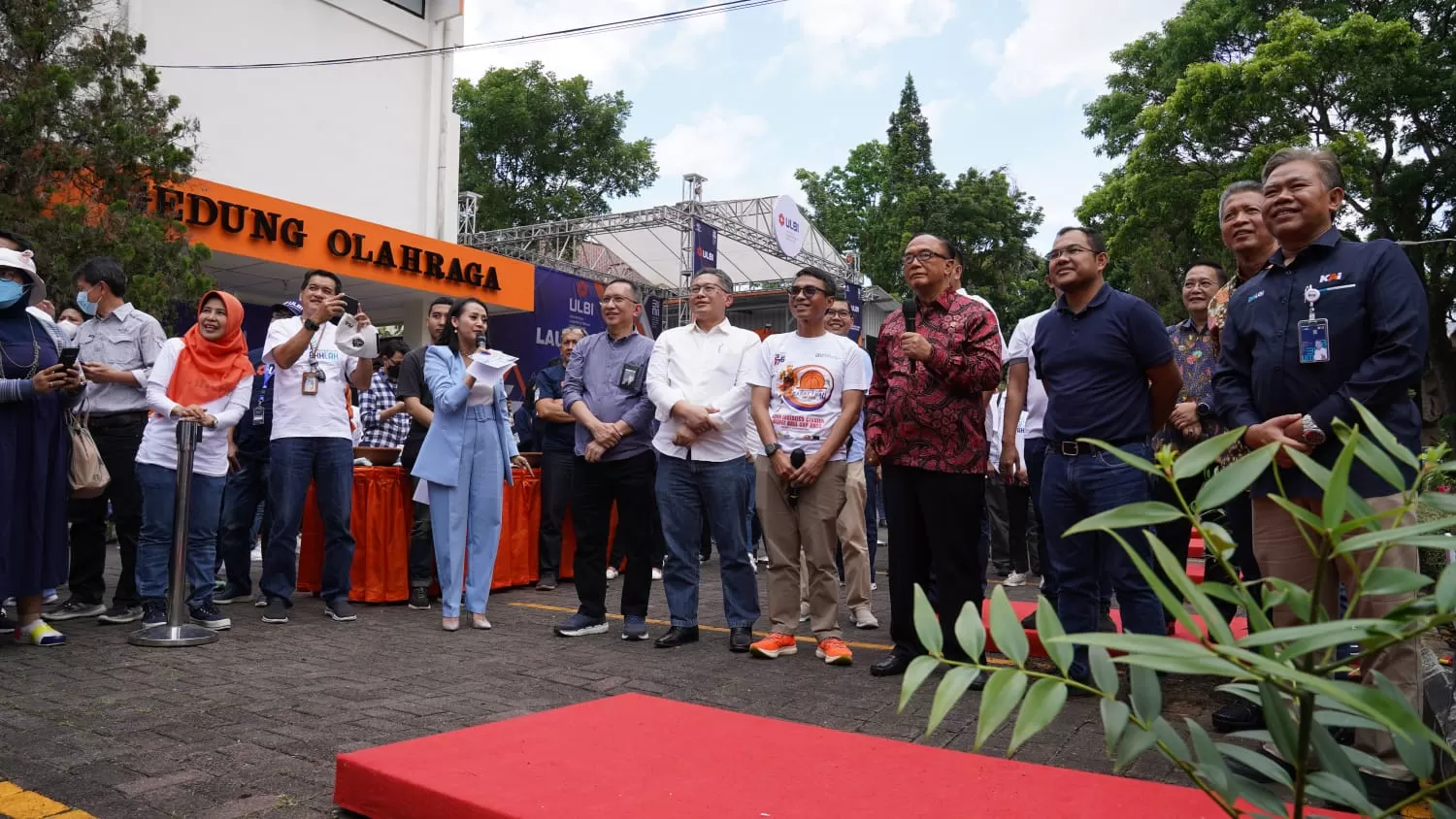 Pos Indonesia Tanam 27.600 Pohon Serentak di Bandung