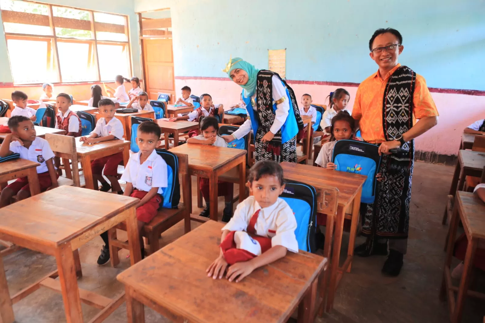 Majukan Pendidikan di Pulau Rote, PLN Bagikan Perlengkapan Sekolah