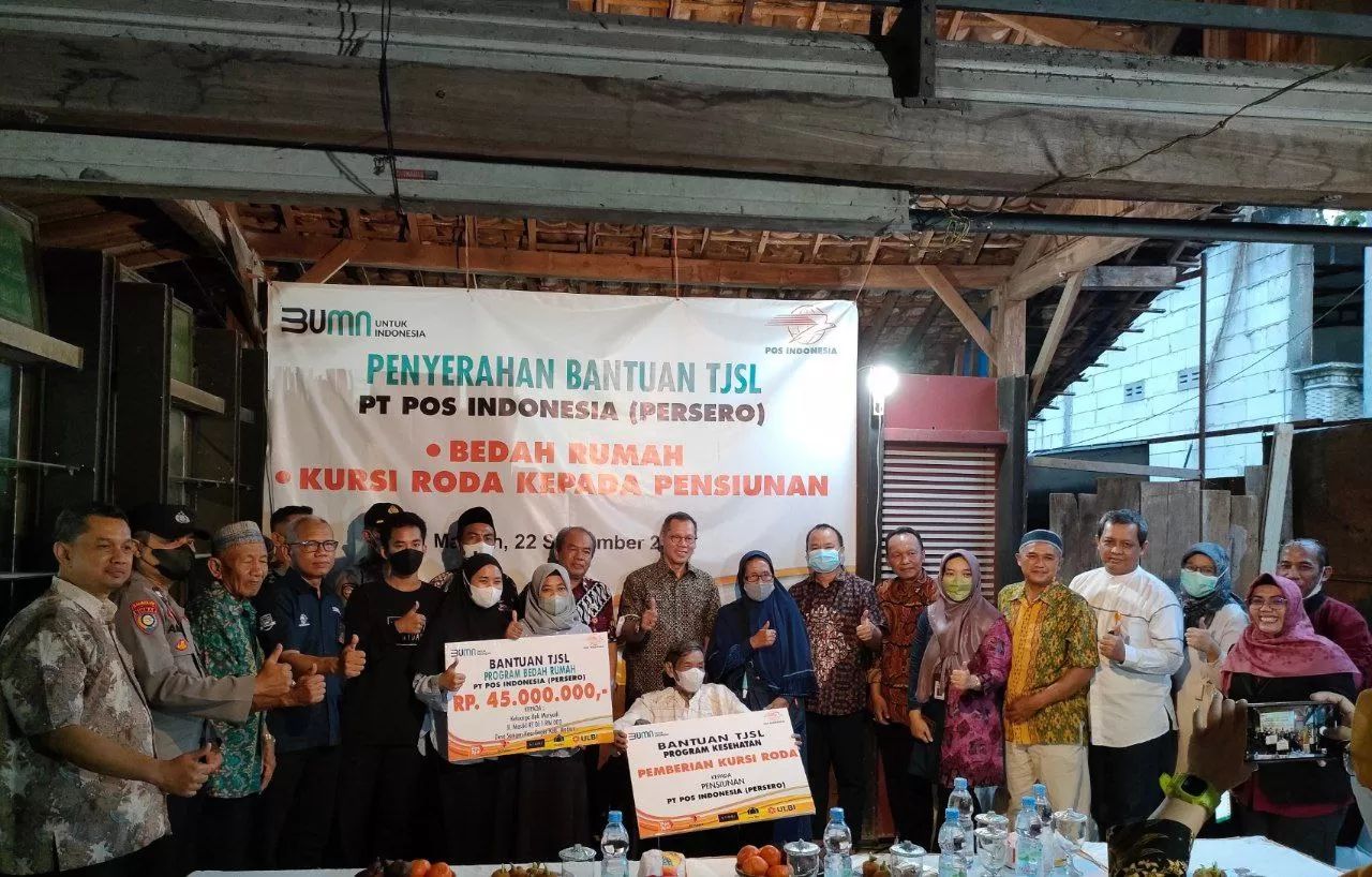 Program TJSL, Pos Indonesia Berikan Bantuan Bedah Rumah dan Kursi Roda di Madiun