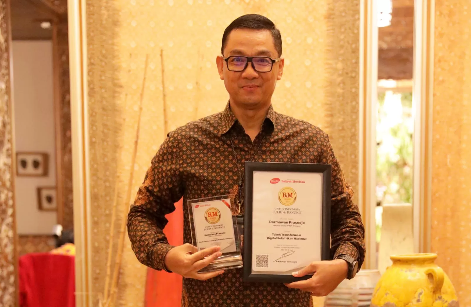Dirut PLN Didapuk sebagai Tokoh Transformasi Digital Kelistrikan Nasional