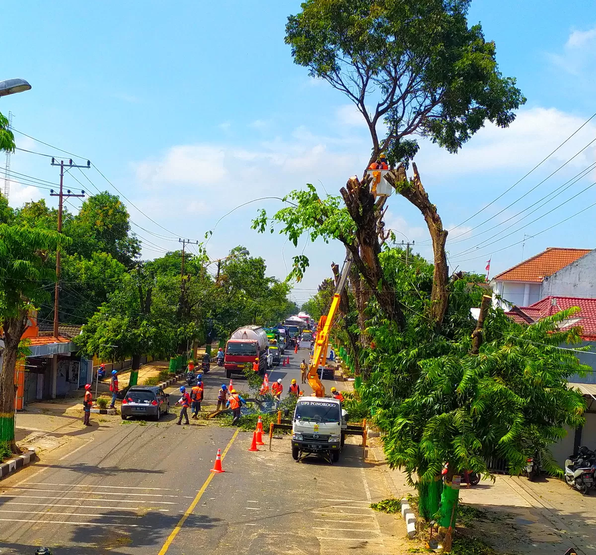 Hadapi Cuaca Ekstrem, Ini Imbauan PLN untuk Jaga Keselamatan 