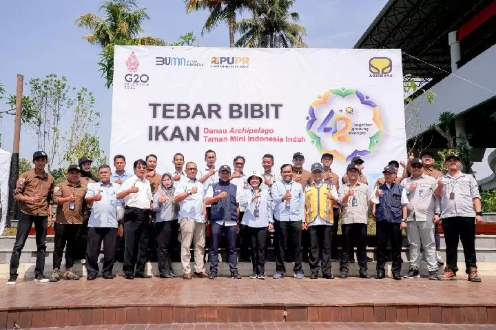 Dukung G20, Brantas Abipraya Tabur 100 Ribu Bibit Ikan di Danau Archipelago TMII