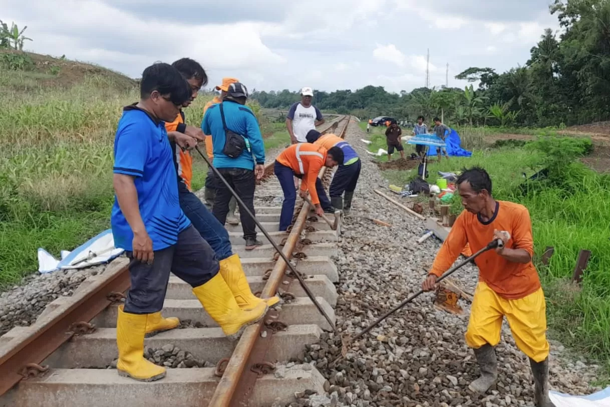 Jalur Kereta Ambles, PT KAI Sampaikan Permohonan Maaf dan Beri Kompensasi
