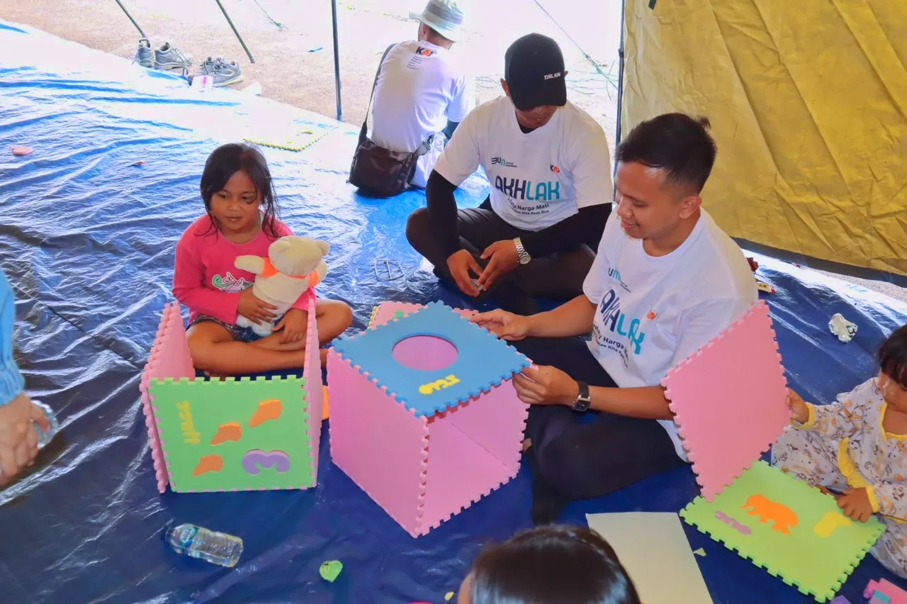 KAI dan BUMN Berikan Trauma Healing kepada Anak-Anak di Posko Pengungsian