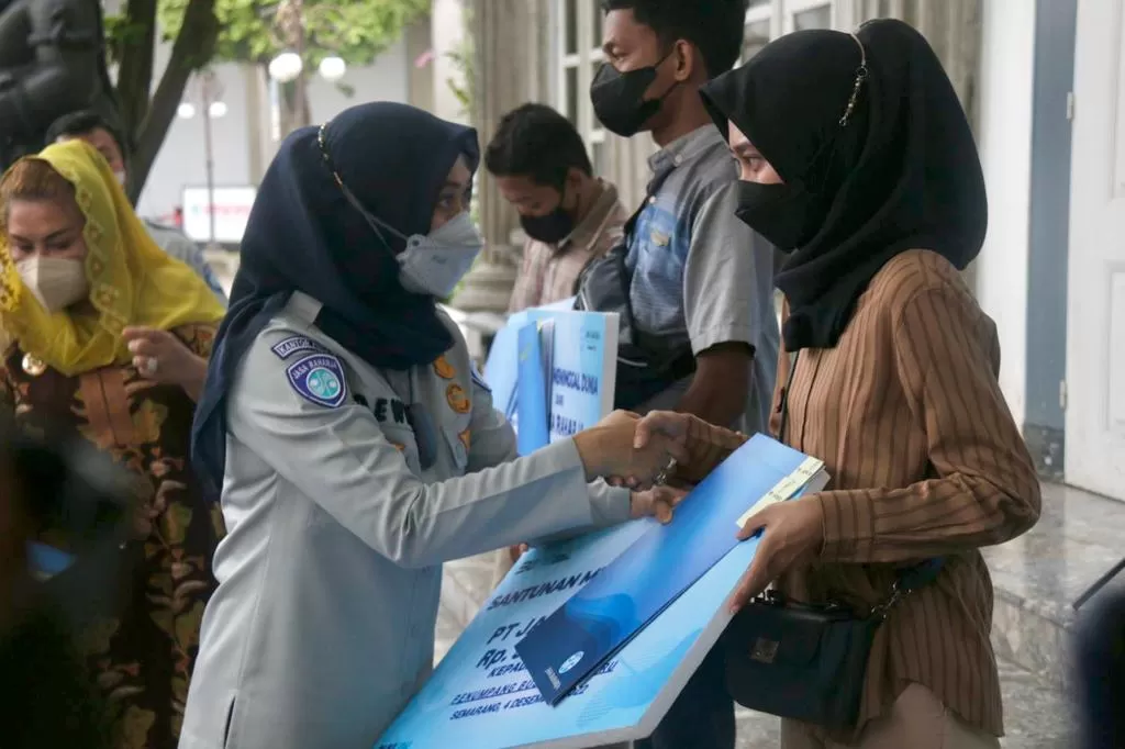Jasa Raharja Serahkan Santunan Korban Kecelakaan Bus di Magetan 