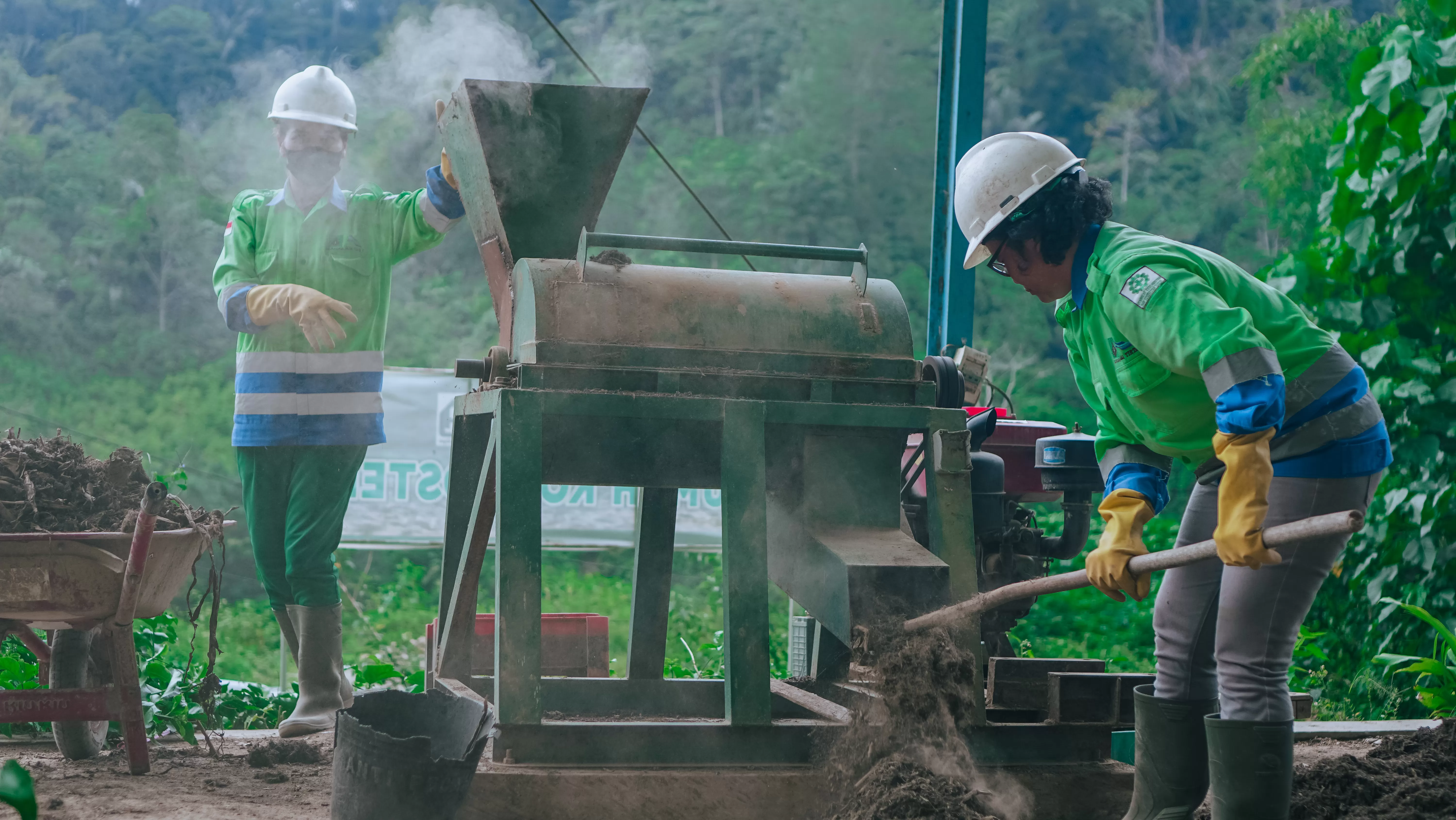 Sampah Eceng Gondok menjadi Kompos, PJT I Berdayakan Masyarakat di Siruar