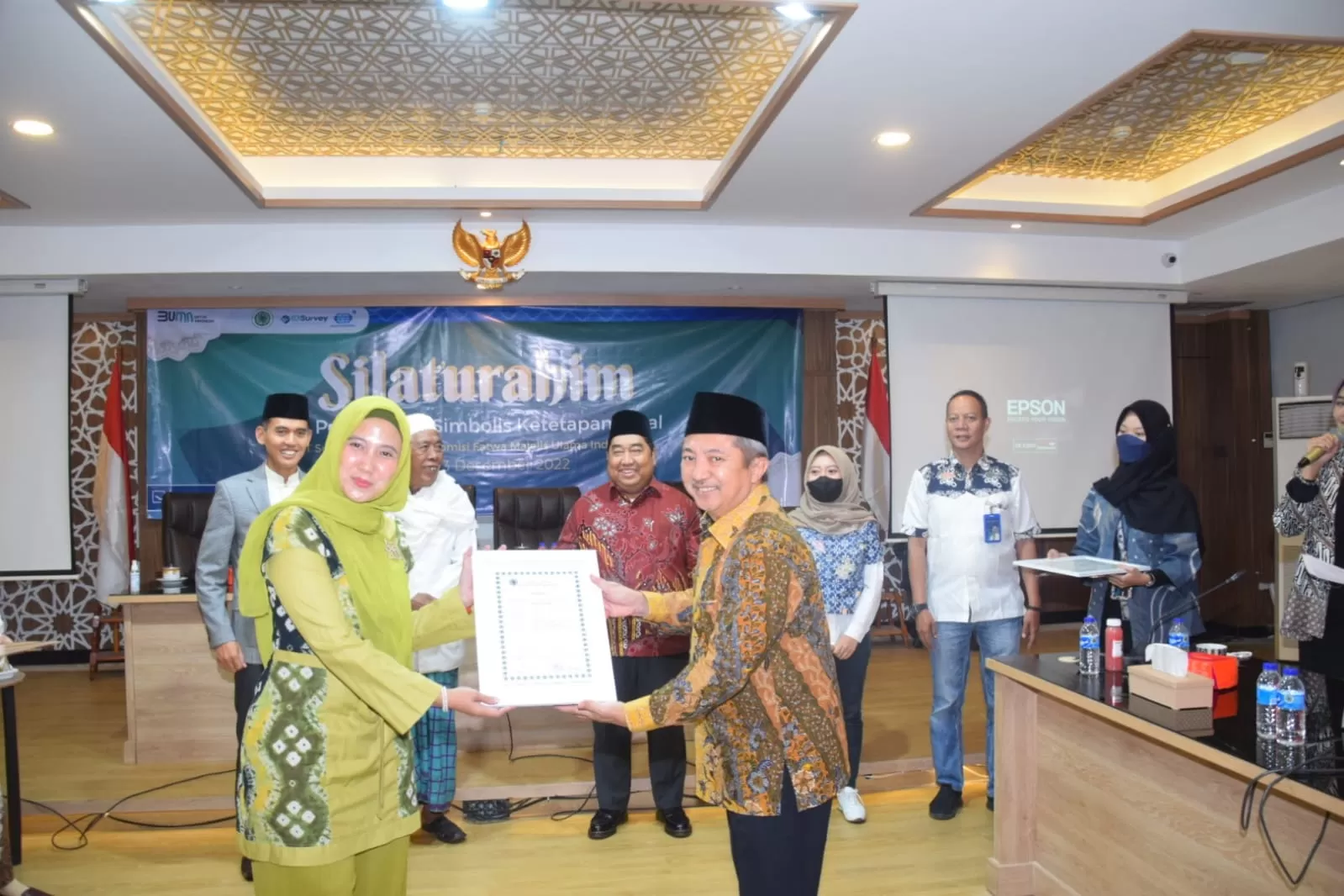 Lembaga Pemeriksa Halal PT Surveyor Indonesia Serahkan Ketetapan Halal MUI 