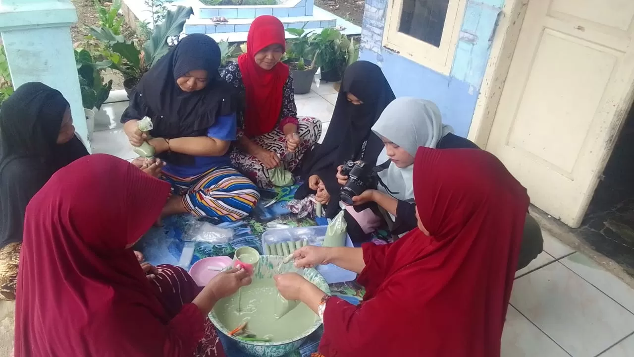 Wanita Ini Sukses Bangun Usaha Kerupuk Daun Bambu