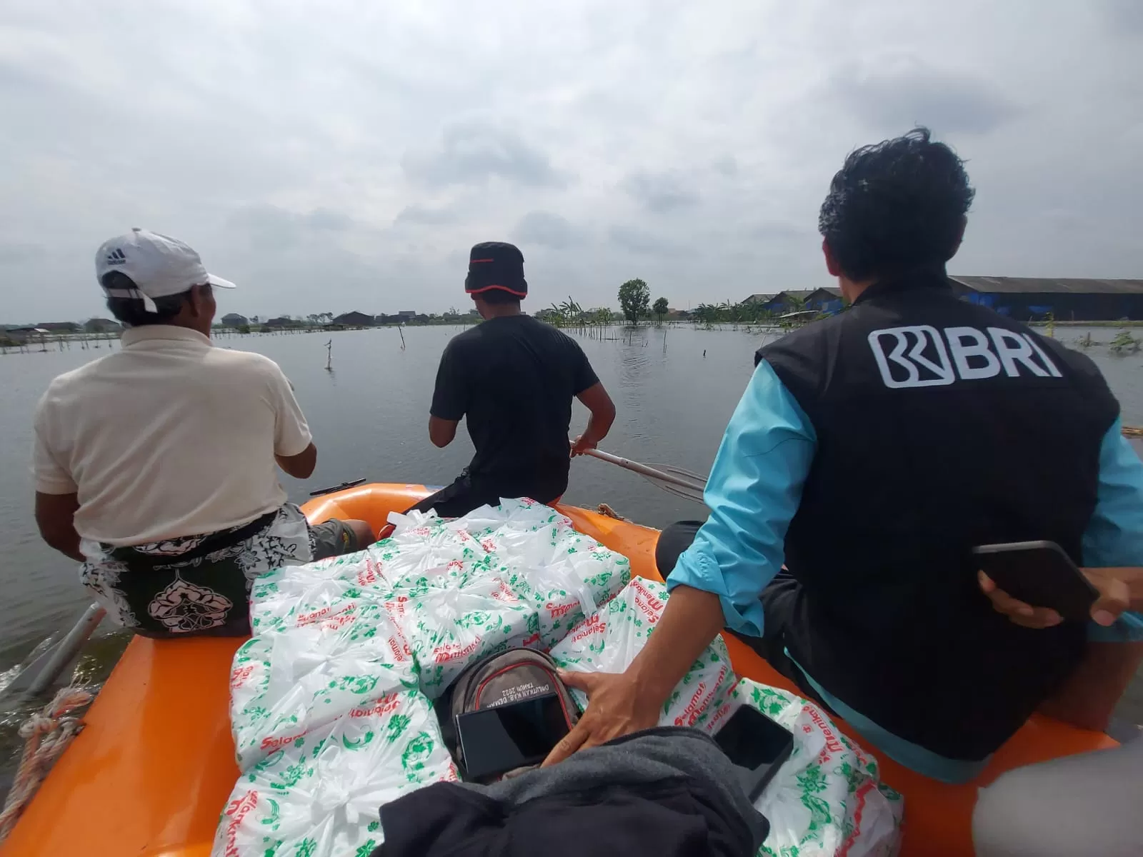 BRI Peduli Salurkan Bantuan ke Masyarakat Terdampak Banjir Semarang & Demak 
