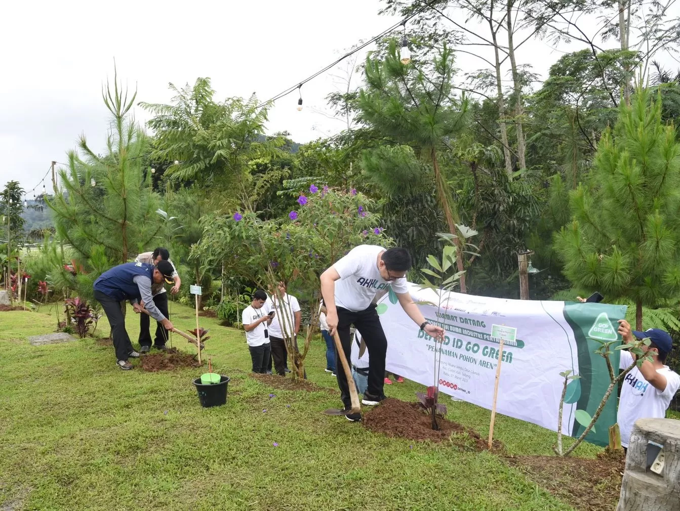 Hijaukan Subang, DEFEND ID GO GREEN Tanam Pohon Aren di Subang