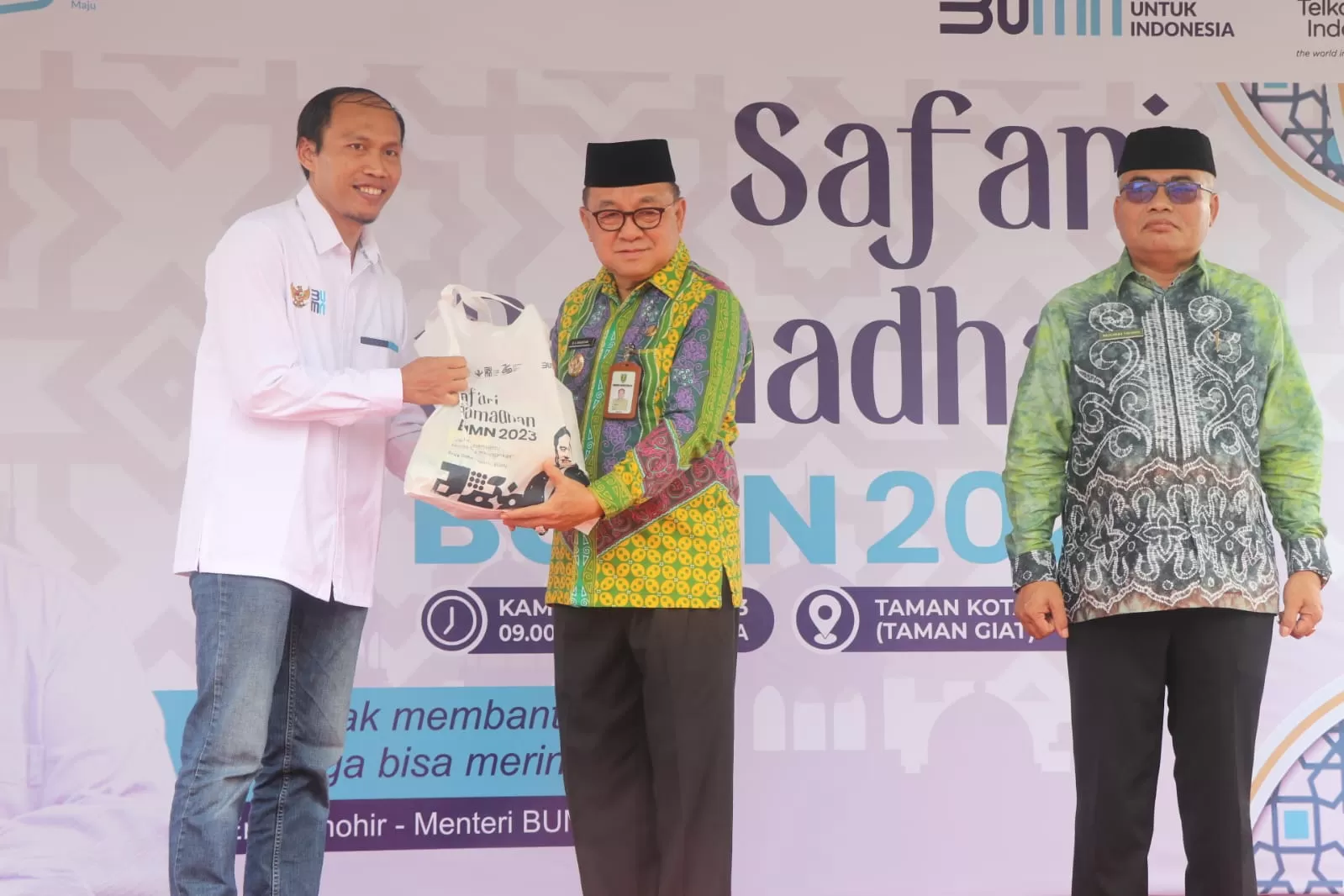 Safari Ramadan BUMN 2023: Telkom Bagikan 1000 Paket Sembako 