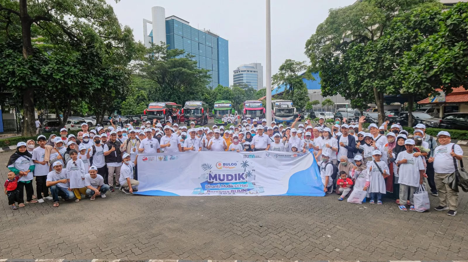 BULOG Berangkatkan 300 Peserta Mudik Gratis BUMN 2023