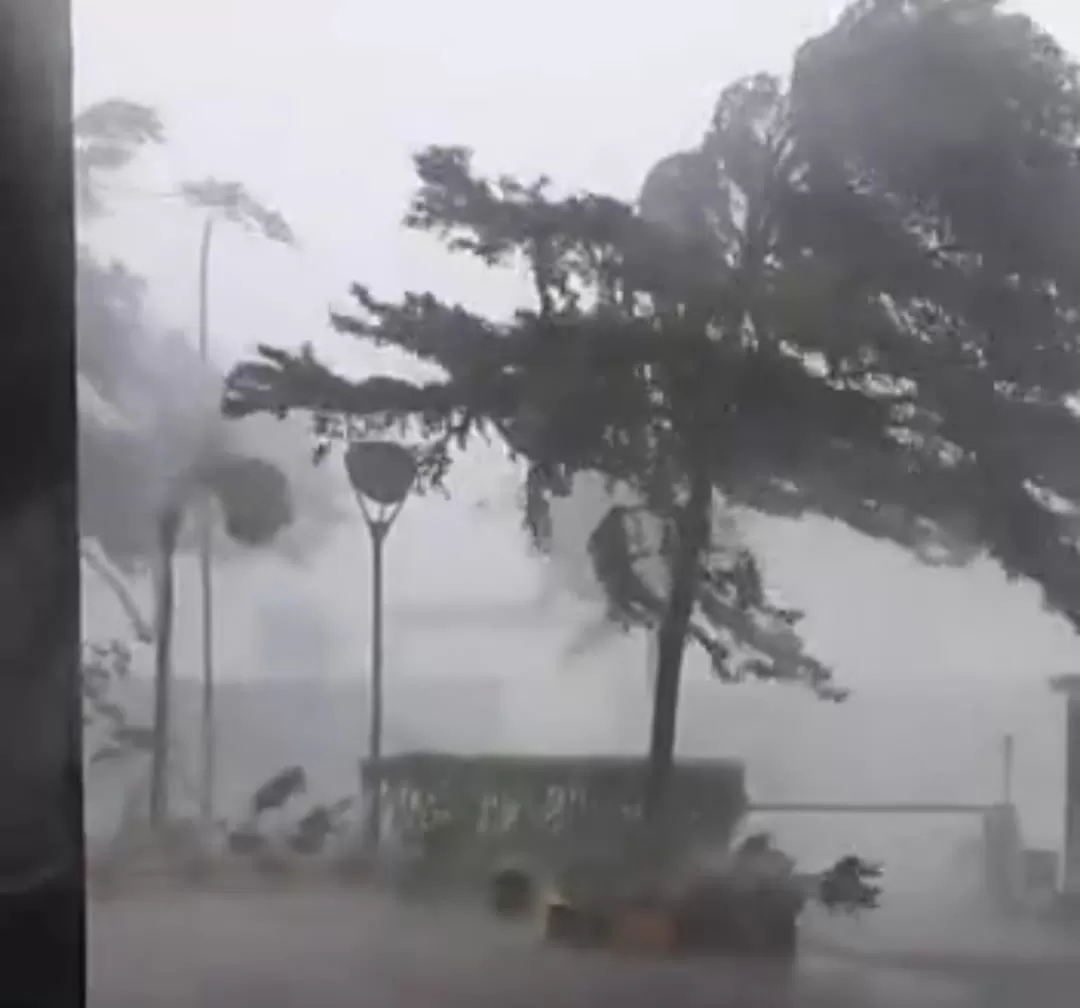 Badai berupa hujan deras disertai es dan kencang terjang wilayah Indramayu (Dok Tangkapan layar)