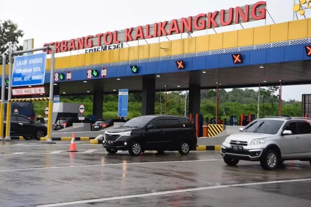 GT Kalikangkung terpantau masih ramai lancar di arus mudik Lebaran Idul Fitri 2025 di hari kedua Operasi Ketupat 2025. (Humas Polri)