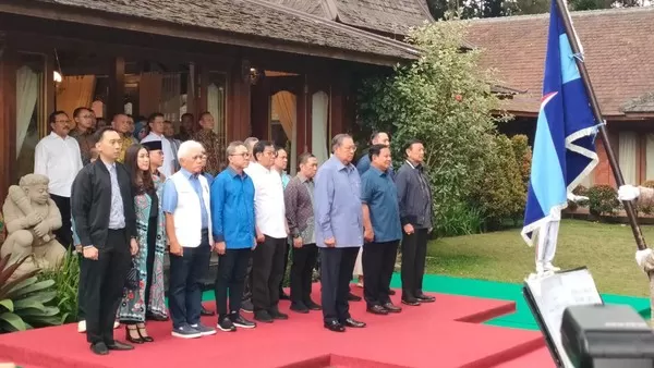 Presiden Prabowo Subianto mengumpulkan para menteri di kediaman Hambalang, Bogor, Jabar, terkait tambang nikel rusak Raja Ampat. (X.com MudaAdalahKekuatan)