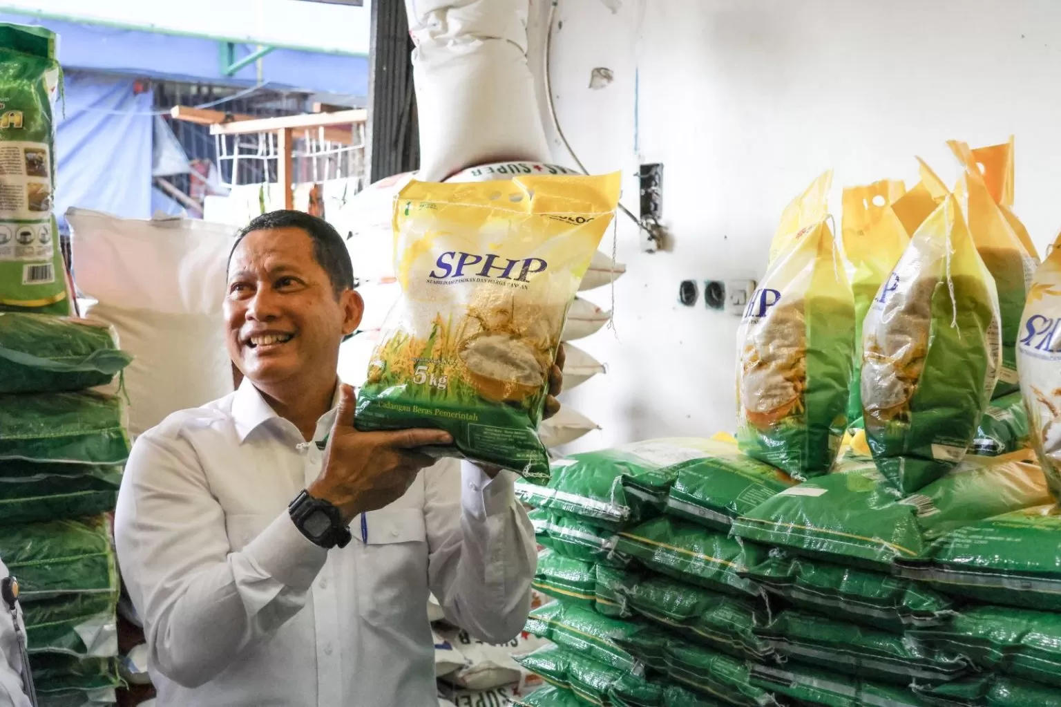 Viral video beras Stabilisasi Pasokan dan Harga Pangan (SPHP) kemasan 5 kilogram yang diduga hanya berisi 4 kg di media sosial.  (Bulog)