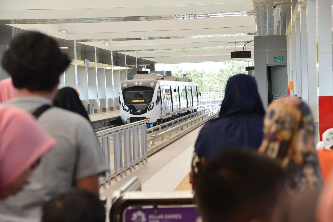 Jumlah penumpang LRT Jabodebek melonjak drastis saat program tarif Rp80 menyambut HUT ke-80 RI. (Kemenhub)