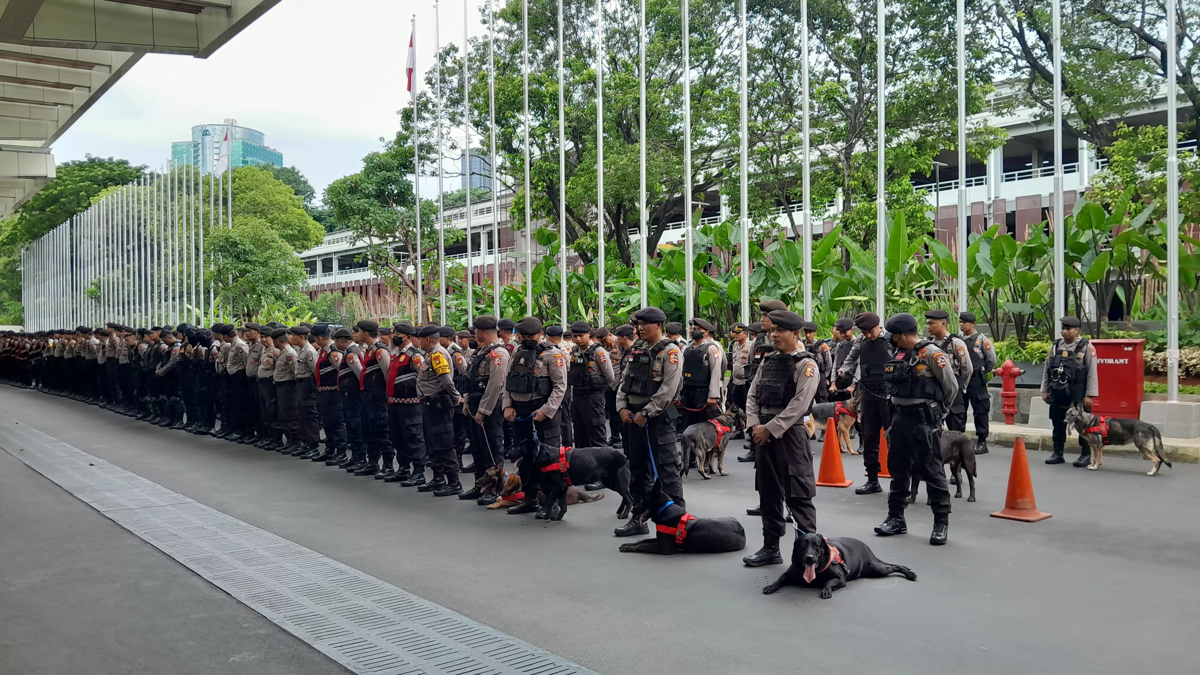 Ilustrasi persiapan pengamanan aksi demo 17 September 2025 oleh ribuan personel gabungan. (Foto Dok: Konteks/Pierre Immanuel Ombuh)