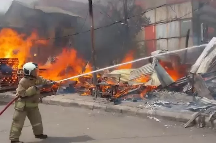 Petugas Damkar tengah melakukan pemadaman kebakaran. Pemprov DKI Jakarta membuka lowongan untuk personel Damkar. (instagram/@humasjakfire)