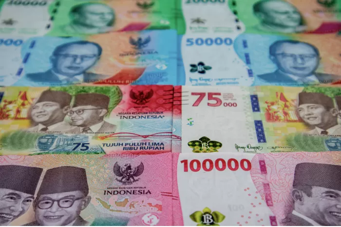 Rincian kurs rupiah terhadap dolar AS hari ini menguat tipis (Foto: Getty Images/Muhammad Fawaid)