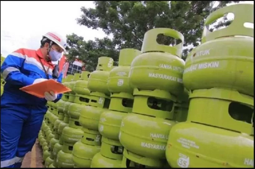 Petugas Pertamina mengecek pasokan LPG 3 kg untuk rakyat kecil. Tahunn depan pemerintah akan membatasi pembelian gas subsidi.  (Foto: Pertamina)