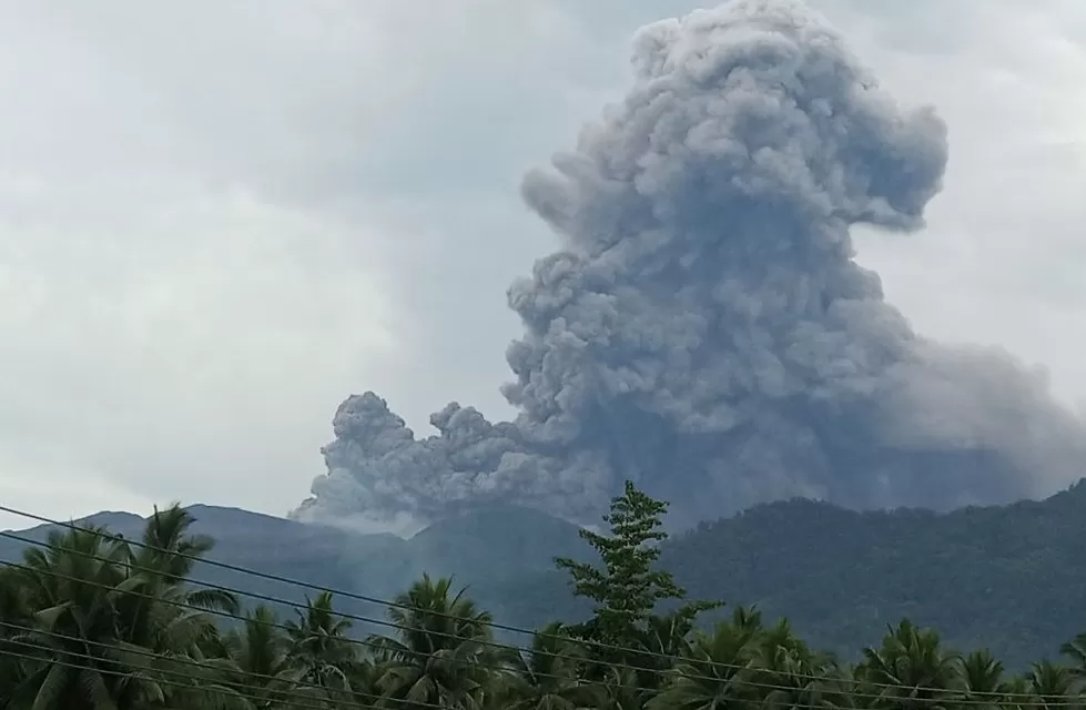 Gunung Dukono di Pulau Halmahera erupsi atau meletus pada Minggu 1 Juni 2025 (Dok BNPB)