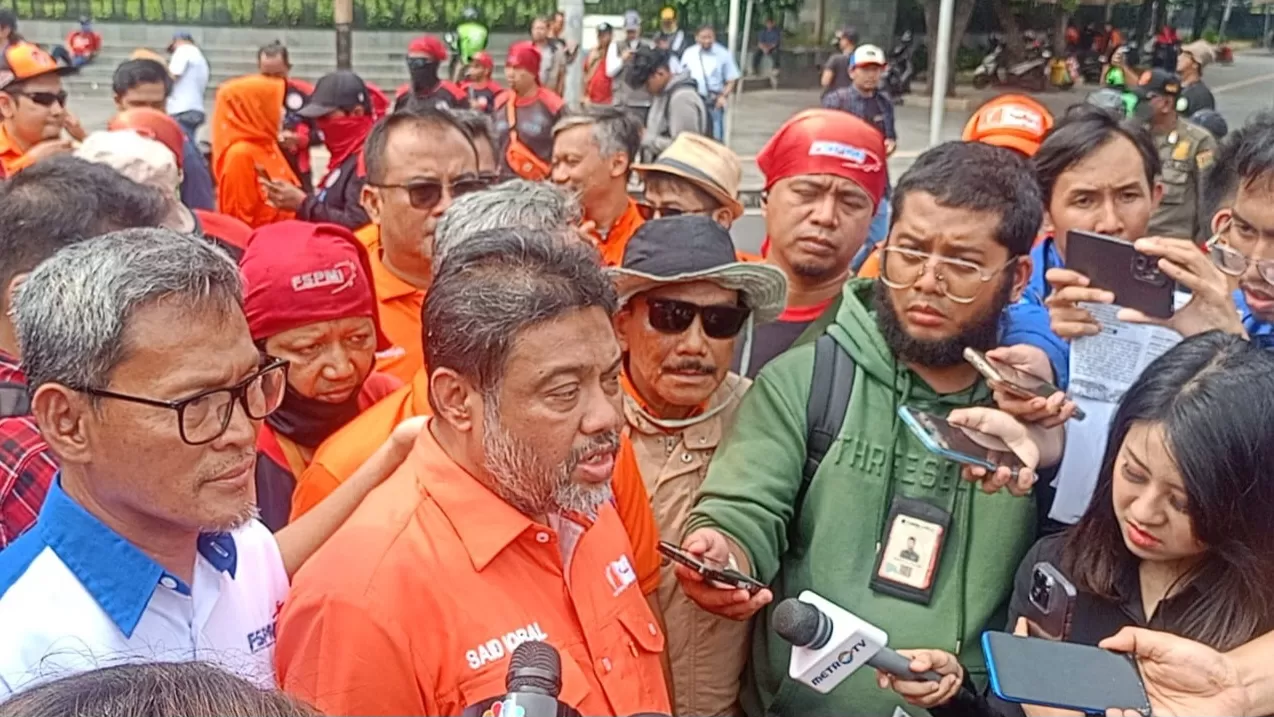 Presiden Partai Buruh, Said Iqbal saat menemui awak media saat aksi May Day, di kawasan Patung Kuda, Gambir, Jakarta Pusat, pada Rabu, 1 Mei 2024. (Foto: Konteks/Pierre Immanuel Ombuh)