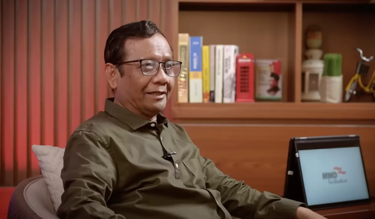 Mahfud MD ungkap pernah diskusi dengan Prabowo soal usia pensiun TNI   (YouTube Terus Terang di&nbsp;Mahfud MD Official.)