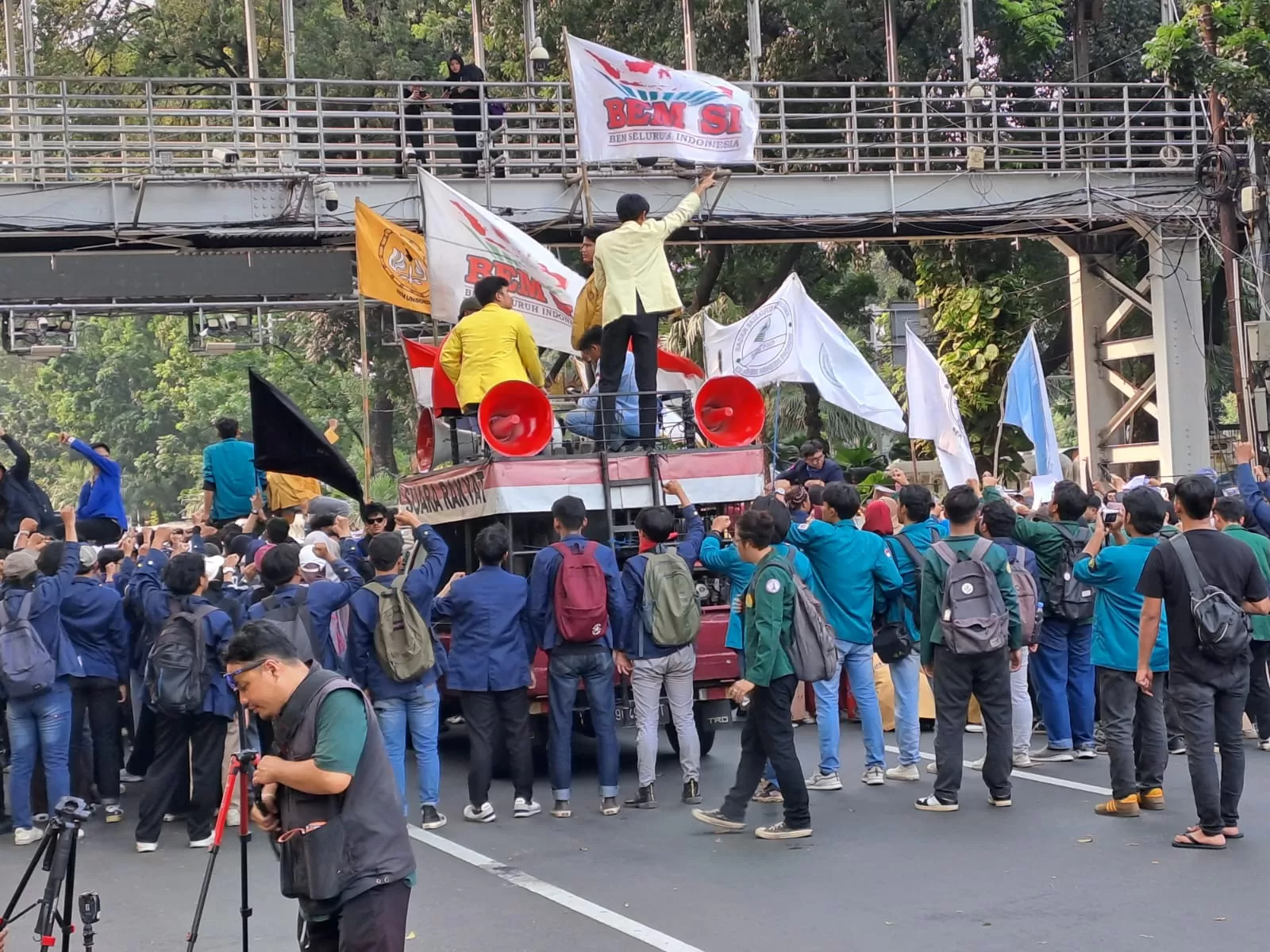 Ilustrasi demonstrasi BEM SI yang menggelar demonstrasi Indonesia Cemas di Patung Kuda, Jakarta. (Dok. Konteks)